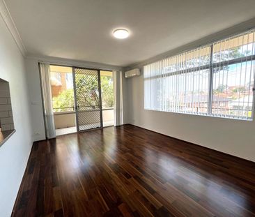 BEAUTIFULLY PRESENTED APARTMENT IN A GREAT LOCATION. - Photo 1