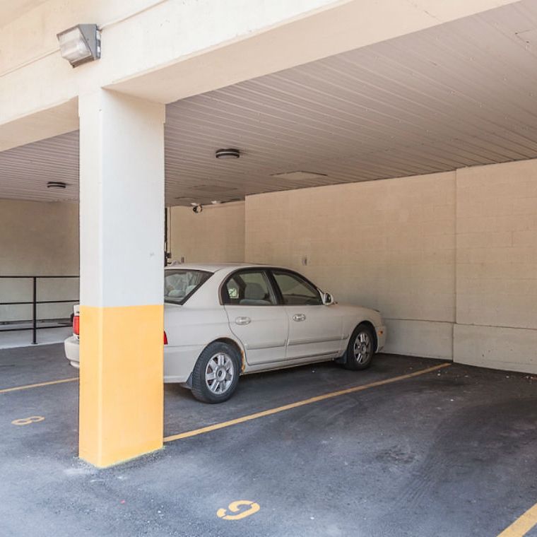 Minutes to Bayshore Shopping Centre; Easy Access to the Queensway - Photo 1