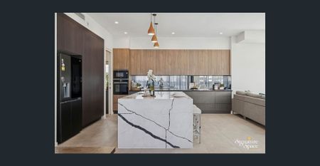 Luxury 5-Bedroom Designer Home with Rooftop Terrace in Rochedale - Photo 2