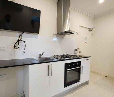 Fully furnished ,self contained studio apartment in a great location! - Photo 3