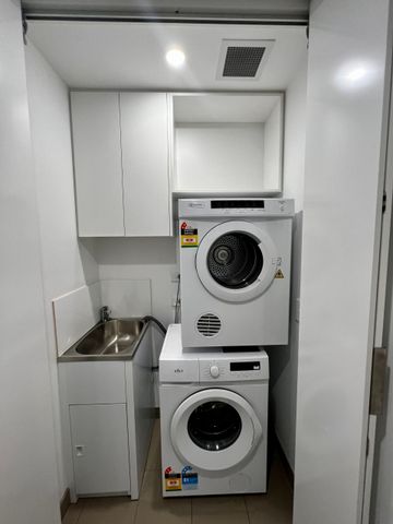 Stylish Fully Furnished 2-Bedroom Apartment with Parking in Wolli Creek - Photo 2