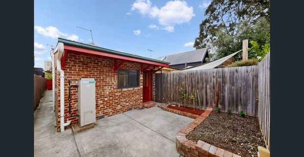 Ideally located 3 bedroom home - Photo 1
