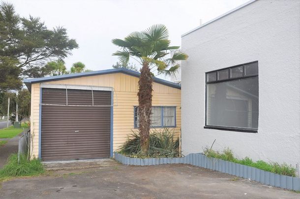 New Lynn 4 Bedrooms House with large garage - Photo 1