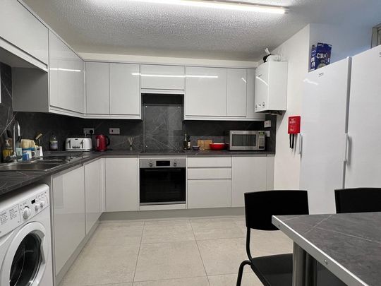 5 bedroom end of terrace house to rent - Photo 1