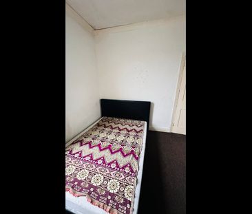 3 Bed Terraced House, Birchdale Road, E7 - Photo 3