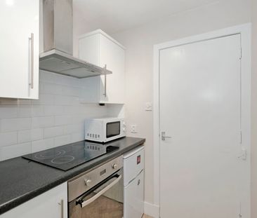 Flat 2, 8 Pitstruan Place, AB10 6PR, Aberdeen - Photo 4