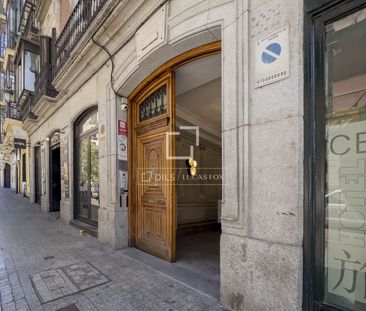 Excellent 2 Bedroom penthouse for rent in Cortes / Huertas, Madrid - Photo 2
