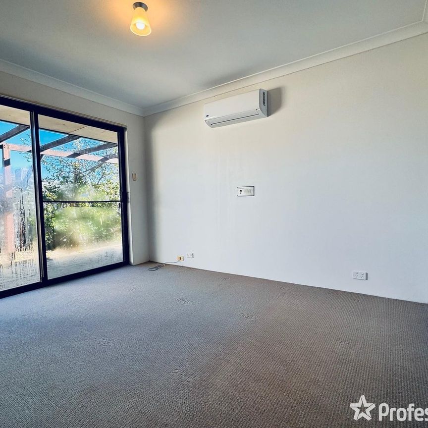 Spacious Family Living with Room for Everyone! - Photo 1