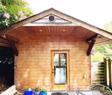 Cute tiny house in Gibsons - Photo 2