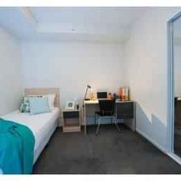 2 Bedroom Apartment - Small High Level - Photo 2