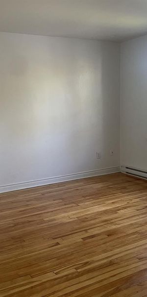 3 Bedroom - 5100 Avenue Bourbonnière, Montréal - Photo 1