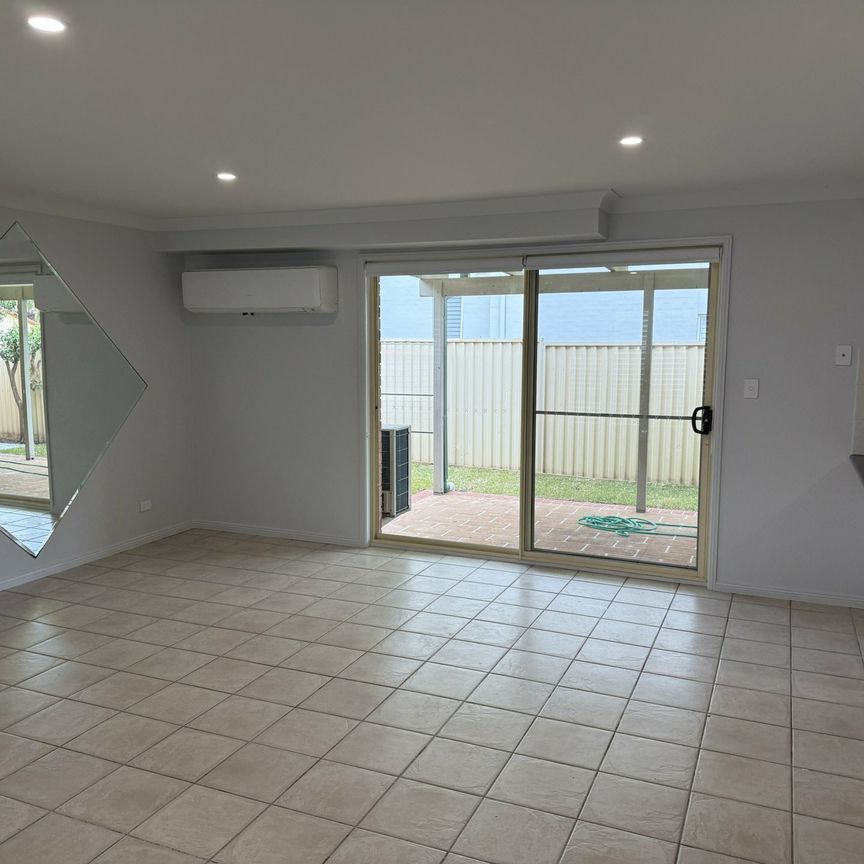 Small block of 3 townhouses - Photo 1