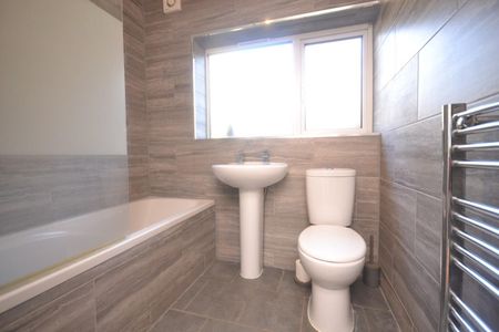 2 bedroom Flat To Let - Photo 4