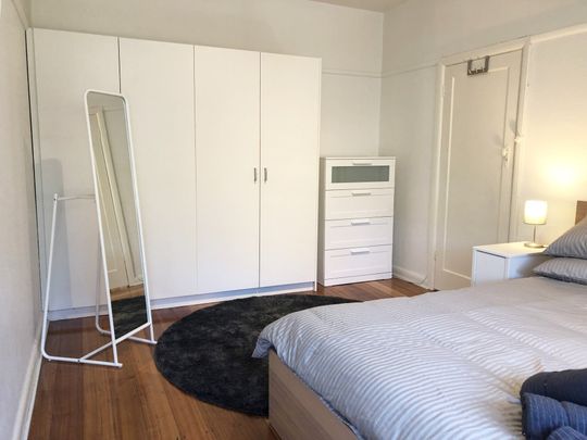 Fully furnished Art Deco living in a tightly-held Cul-de-sac. - Photo 1