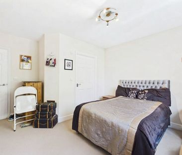 2 bedroom Flat in English Court, Wokingham - Photo 3