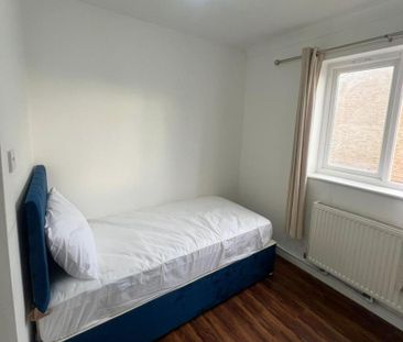 1 bedroom in a house share to rent - Photo 2