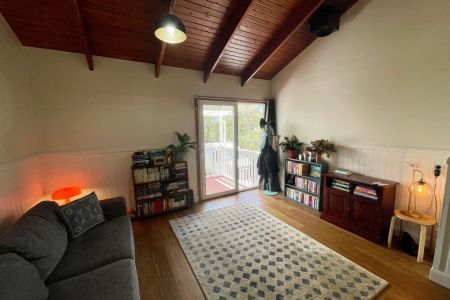 Charming Cottage In Blackheath! - Photo 2