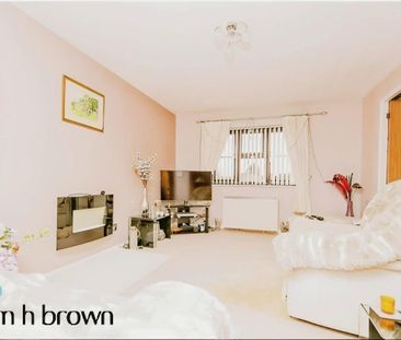 California Close, Colchester - Photo 2