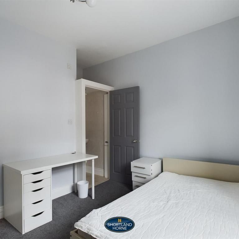 4 bedroom end of terrace house to rent - Photo 1