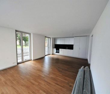Modern apartment with seating area - Photo 4