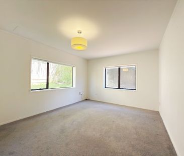 Spacious 5-Bedroom Family Home in Howick - Photo 3