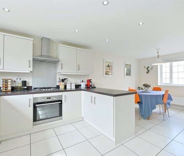 Bright and spacious four bedroom family home - Photo 5