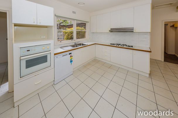 Large Family Home freshly painted throughout with new carpets and blinds fitted. - Photo 1