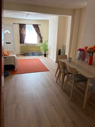 2 Bed Terraced House, Mitcham Road, CR0 - Photo 1