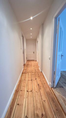 Wunderschöne 2-Zimmer-Altbauwohnung im Zweitbezug nach Modernisierung mit Balkon & Einbauküche - Photo 3