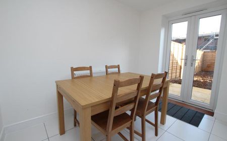 ** STUDENT house** located just a 5 minute walk from the University, in new developmet, Scholars Chase. Offered on a furnished basis, available in July 2026. BILLS EXCLUDED - Photo 2