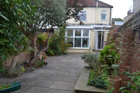 3 bedroom end of terrace house to rent - Photo 3