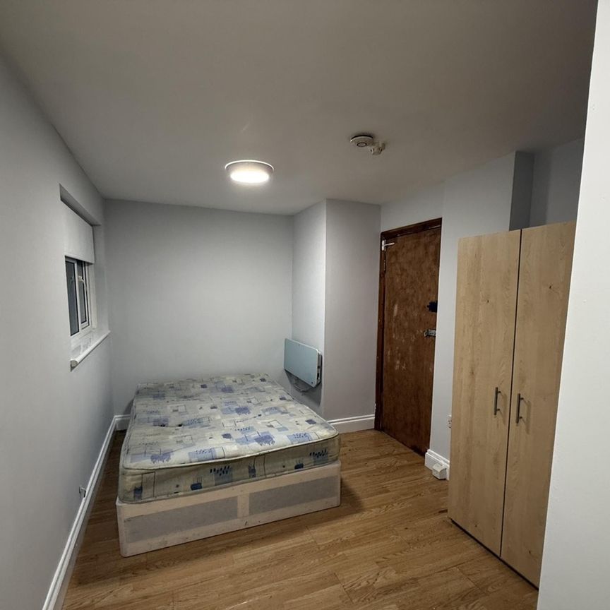 Studio Flat, Mandela Close, NW10 - Photo 1