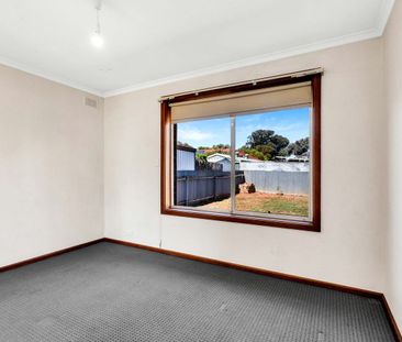 Spacious 4 Bedroom Home! - Photo 4