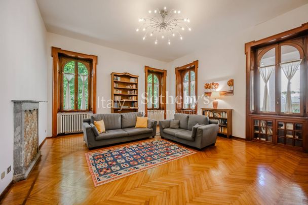 Refined apartment in the historical center of Arona - Photo 1