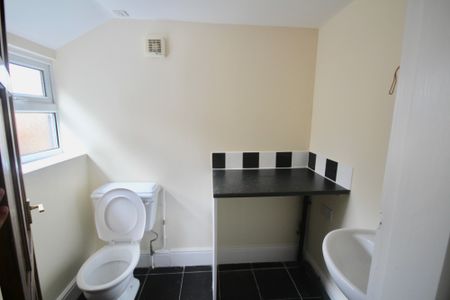 AVAILABLE NOW TWO DOUBLE BEDROOM S DINING ROOM FRONT RECEPTION ROOM GARDEN ON STREET PARKING CENTRAL HEATING - Photo 4