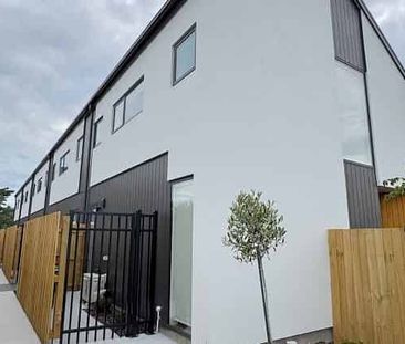 Centrally located fully furnished brand new home - Photo 5