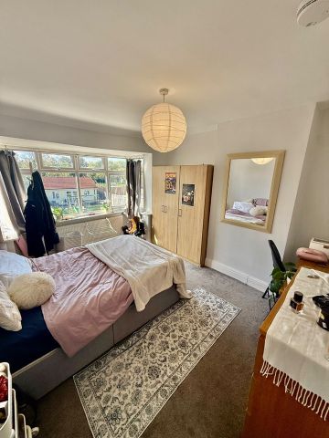 6 Bed Semi-Detached House, Erleigh Court Gardens, RG6 - Photo 5