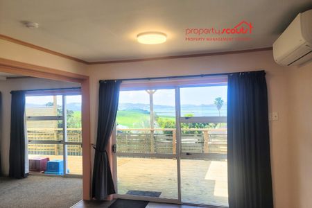 spacious Two-Bedroom Home with Harbour Views - Photo 5