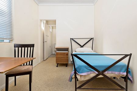 Cozy room in a convenient Croydon location - Photo 2