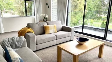 Stunning very spacious fully furnished city apartment with gorgeous river views! - Photo 3