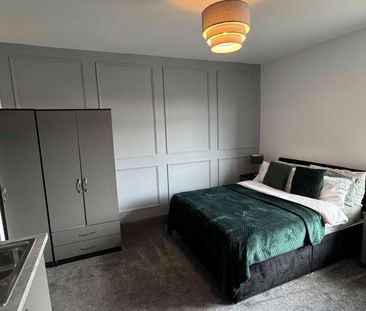 Collin Street Room 6 - Photo 1
