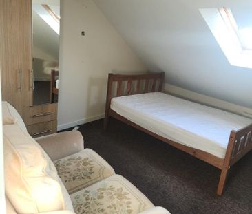 1 bedroom in a house share to rent - Photo 3