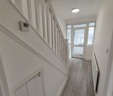 4 Bed Semi-Detached House, Watford Way, NW4 - Photo 2