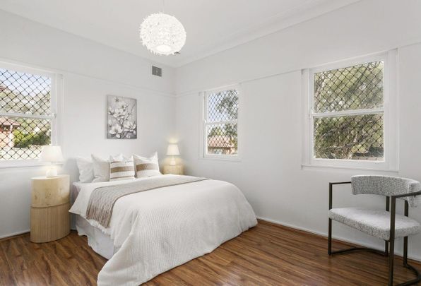 BEAUTIFUL FAMILY HOME, FULLY RENOVATED. - Photo 1