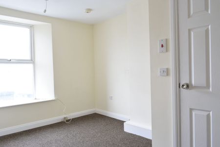 Two Bedroom Flat- Walk to Kings Chase Shopping Centre - Photo 3