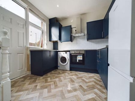 2 bedroom terraced house to rent - Photo 4