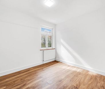 3 bedroom flat to rent - Photo 4