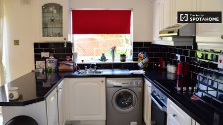 Huge room in 3-bedroom apartment in Tallaght, Dublin - Photo 3