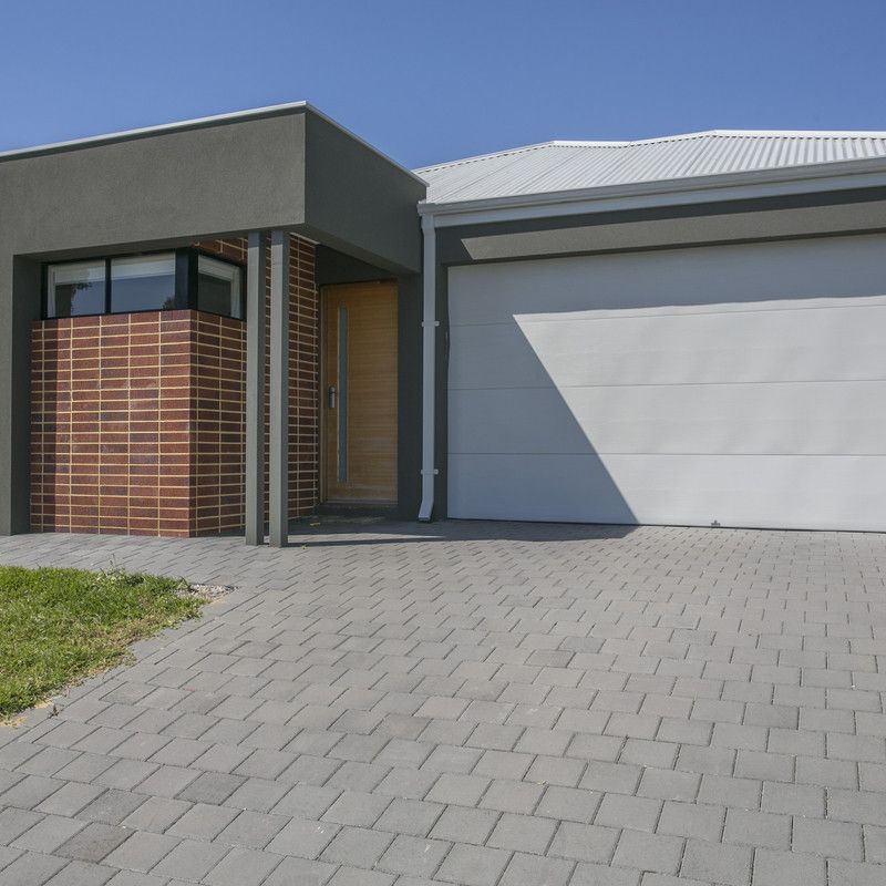 A stone throw away from Emerald Park! - Photo 1