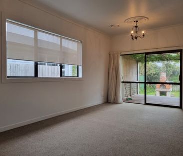 Cozy 2-Bed Home with Office & Garage – Central NP - Photo 2